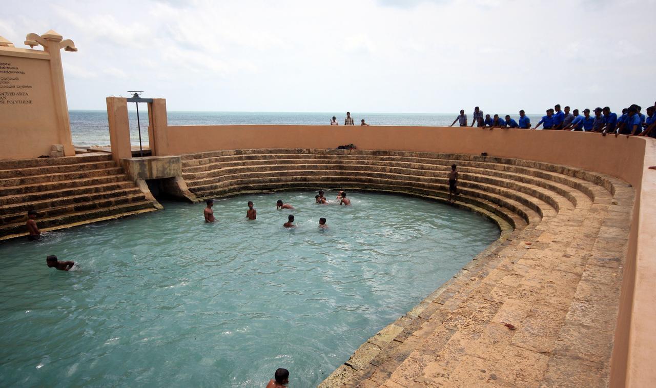 Sai Holiday Inn Jaffna Extérieur photo